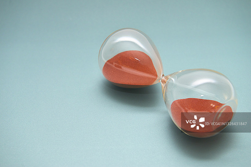 侧放的沙漏：时间静止图片素材