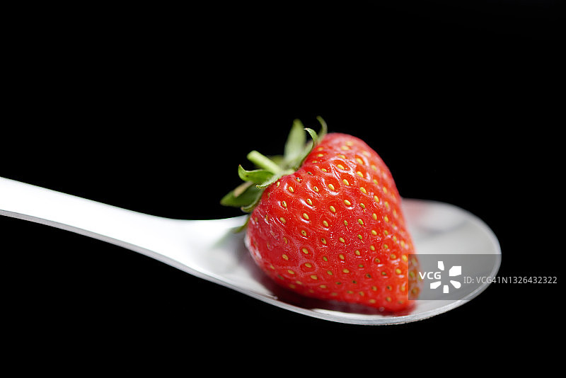 勺子上的草莓图片素材