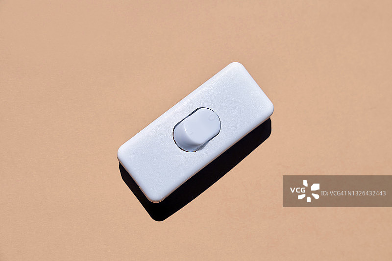 棕色背景上的电灯开关图片素材