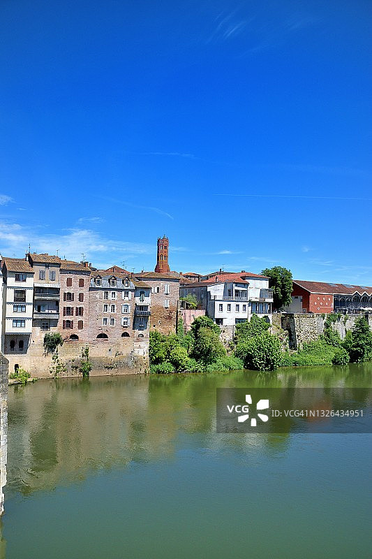 洛特河畔新城，洛特河和圣凯瑟琳教堂的钟楼图片素材