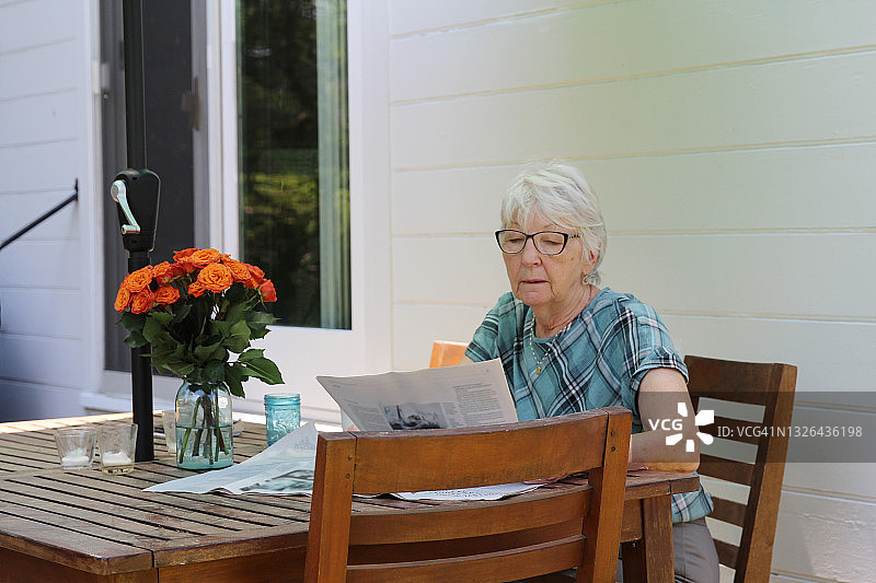 女人阅读报纸图片素材