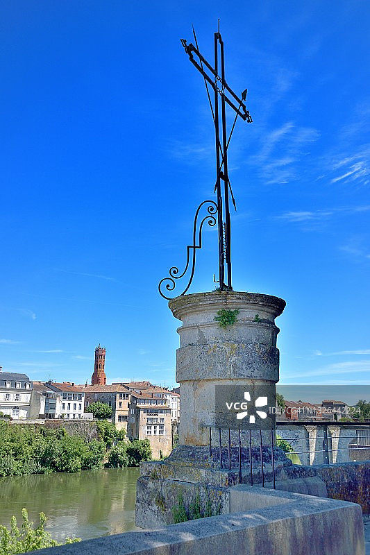 洛特河畔新城：洛特河岸边的天主教十字架，靠近Cieutats桥图片素材