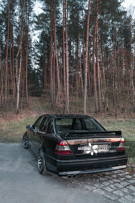 改装过的黑色老款梅赛德斯奔驰C级（W202型号）图片素材