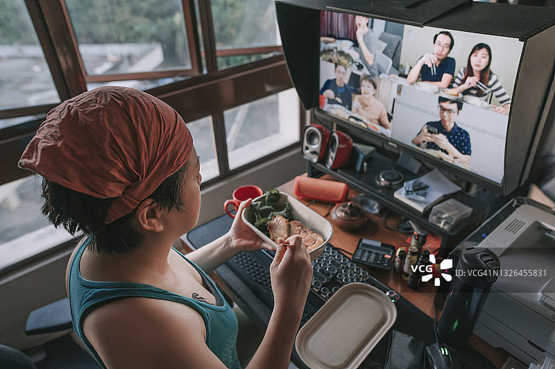 高视角中国女性晚餐视频通话图片素材