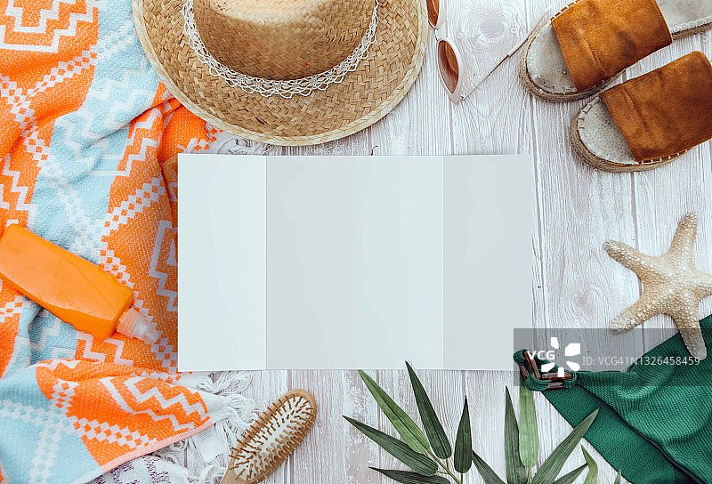 俯视视角：女性旅行夏季物品与展开的杂志模板图片素材