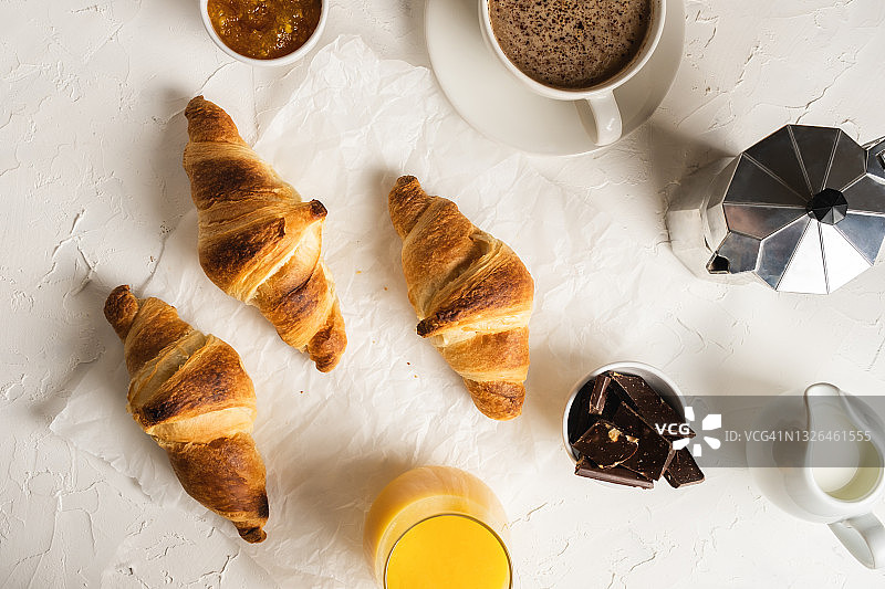 含牛角包、咖啡和果酱的清晨早餐图片素材