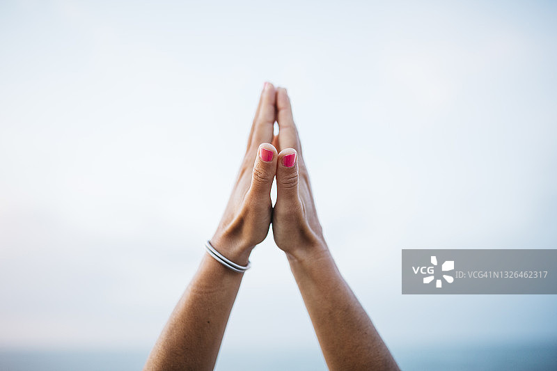 女人做瑜伽时的手部动作图片素材