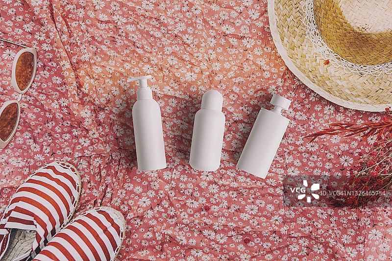 粉色背景上的各种化妆品，顶视图图片素材