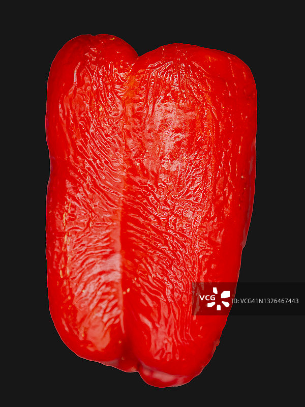 黑色背景上非常成熟的红辣椒图片素材