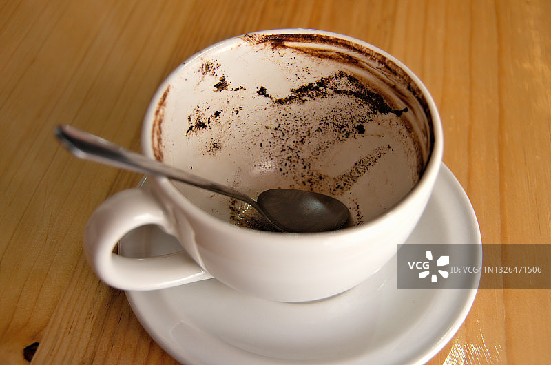 白色咖啡杯中热巧克力留下的可可渣图片素材