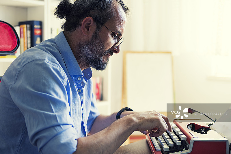 记者使用老式打字机写作图片素材