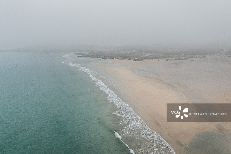 阴天下的英国康沃尔纽基费斯特拉尔海滩鸟瞰图片素材