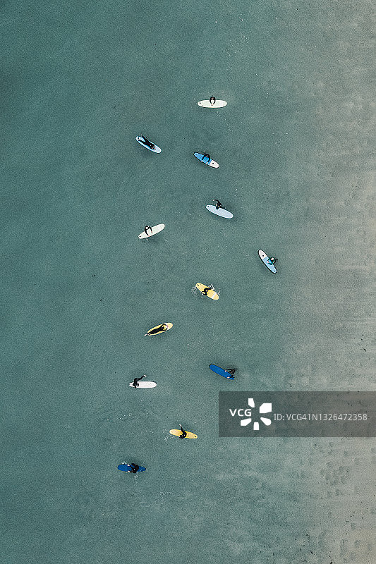 英国康沃尔郡纽基附近菲斯特拉尔海滩冲浪者群体的无人机航拍图片素材