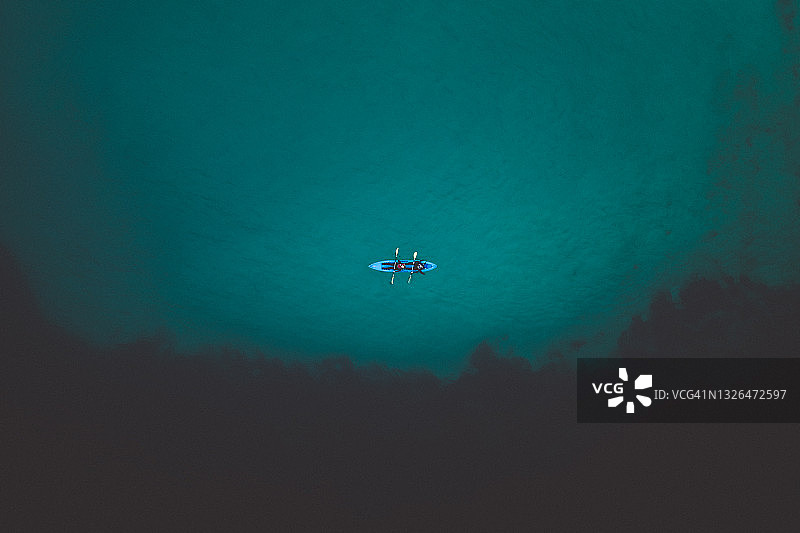 从正上方看，英国康沃尔郡纽基海面上的皮划艇图片素材