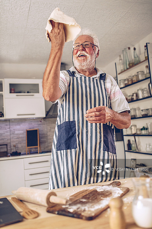 年长的男人在厨房做薄煎饼图片素材