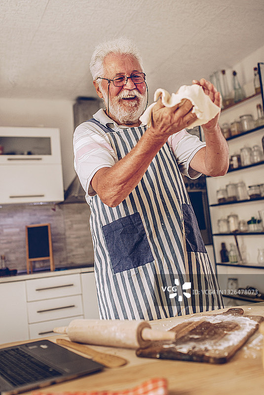 年长的男人在厨房做薄煎饼图片素材