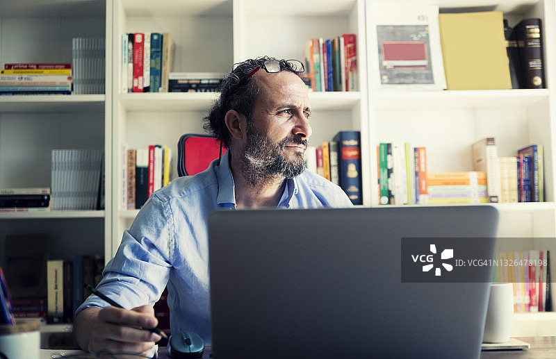 在家工作的成熟自由职业男性图片素材