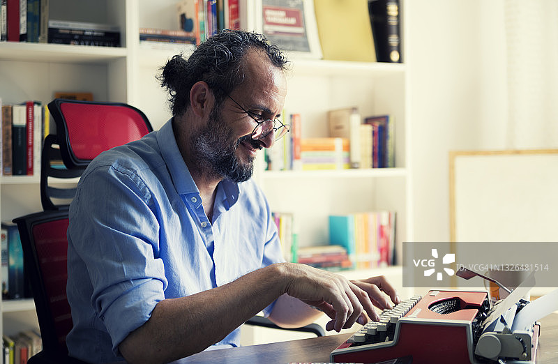 记者使用老式打字机写作图片素材