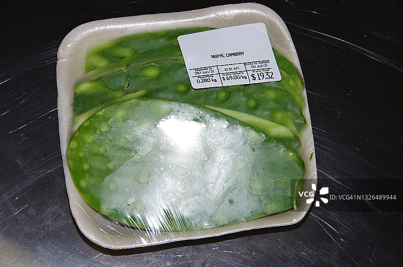 用塑料包裹的仙人掌果盘图片素材