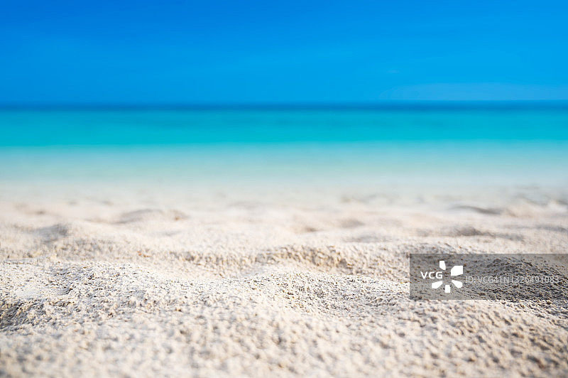 白色沙滩与碧绿海水图片素材