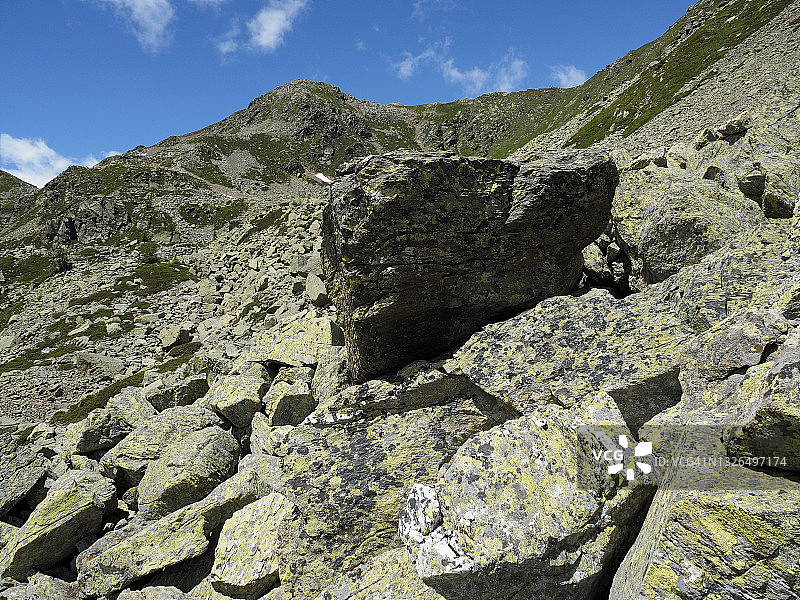Bognanco高地的阿尔卑斯碎石坡和巨大花岗岩图片素材