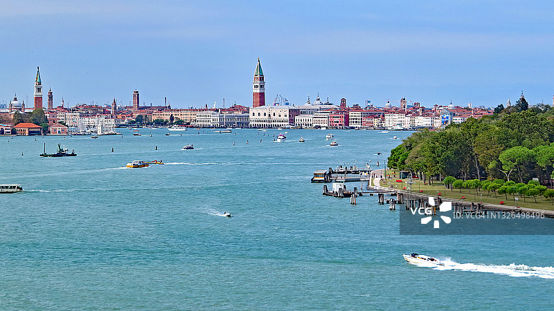 意大利威尼斯快艇与天际线图片素材