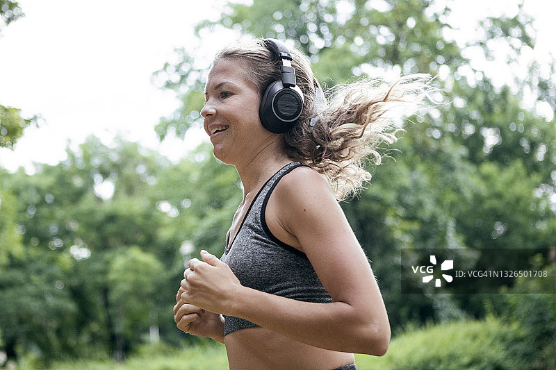 在户外跑步锻炼图片素材