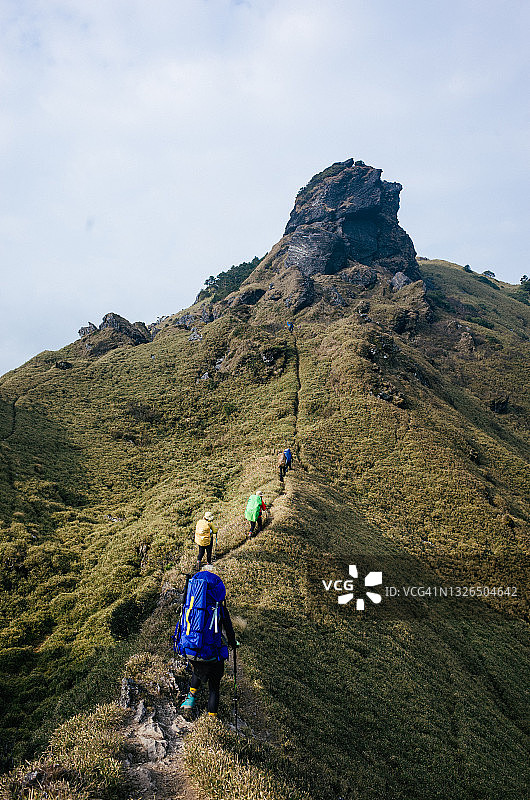 徒步者背着沉重的背包前往安东君山图片素材