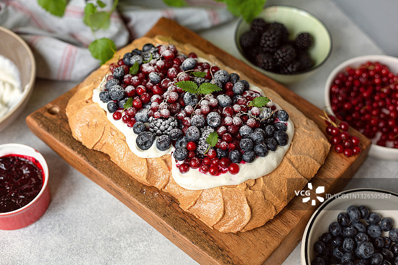 美味的奶油蛋白饼配新鲜浆果图片素材