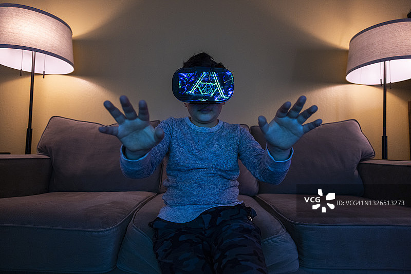 使用虚拟现实的10岁女孩图片素材