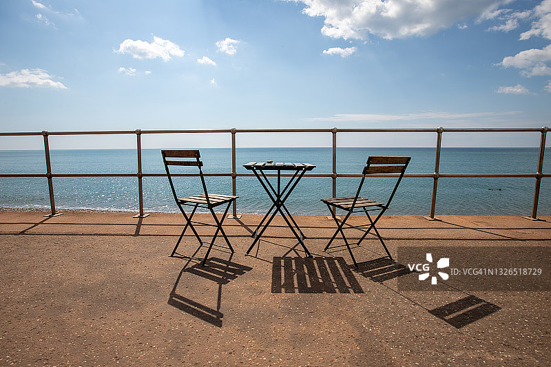 长廊上的餐桌椅图片素材