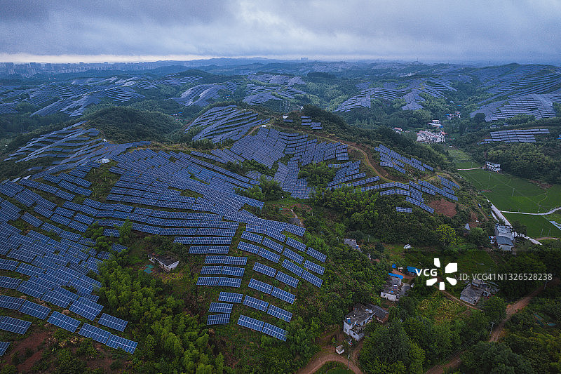 山区大型太阳能电站航拍图片素材