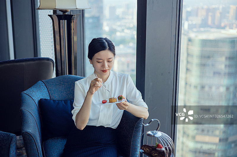 年轻女人们在咖啡馆吃蛋糕图片素材