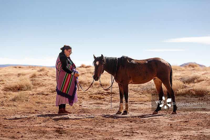 与她的特殊马匹在一起的纳瓦霍印第安女人图片素材