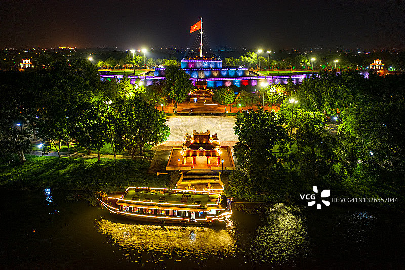 顺化市夜景：顺化皇城航拍图片素材