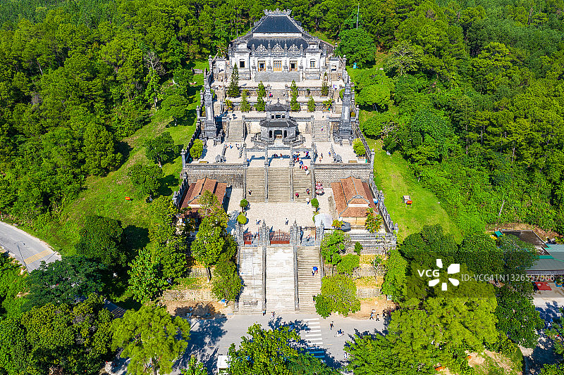从启定陵俯瞰顺化市图片素材
