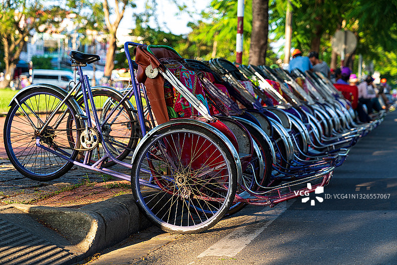 越南顺化市三轮车之旅图片素材