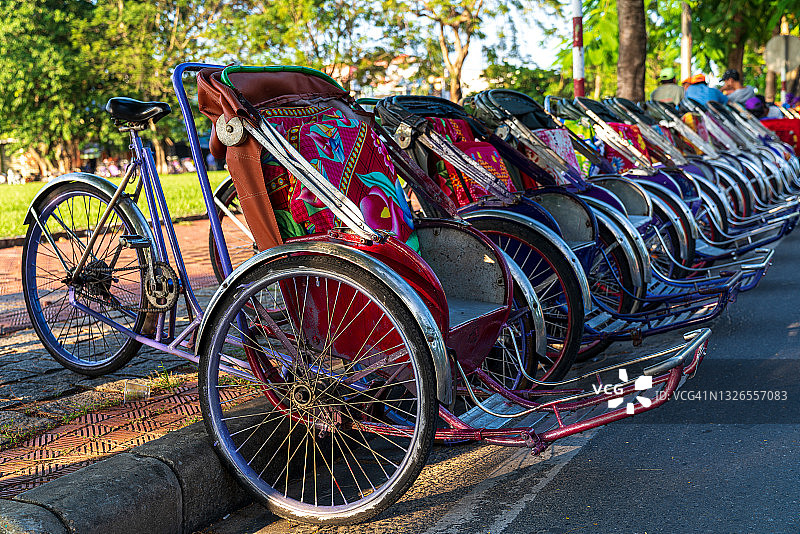 越南顺化市三轮车之旅图片素材