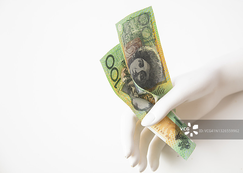 假白色人体模型手持澳大利亚100.00元纸币，白色背景图片素材