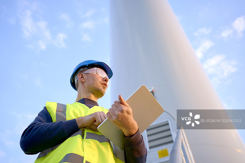 男人安装风力涡轮机图片素材