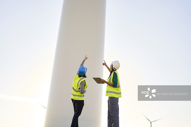 正在安装风力涡轮机的维修工程师图片素材