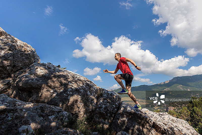 在山上跑步的年轻男人图片素材