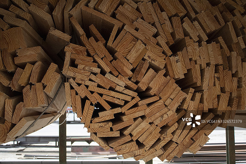 锯木厂的原木切割图片素材