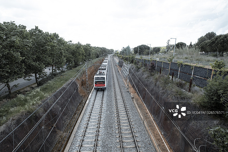穿过居民区的铁轨图片素材