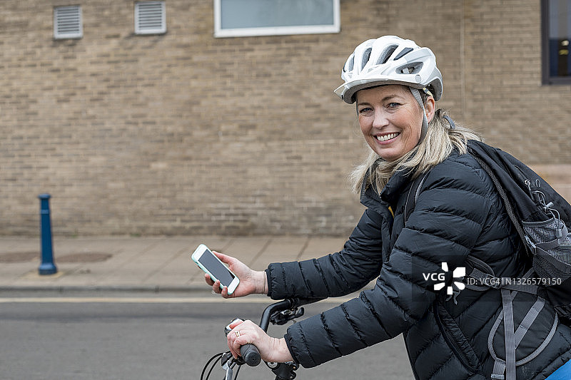 配送中的女性图片素材