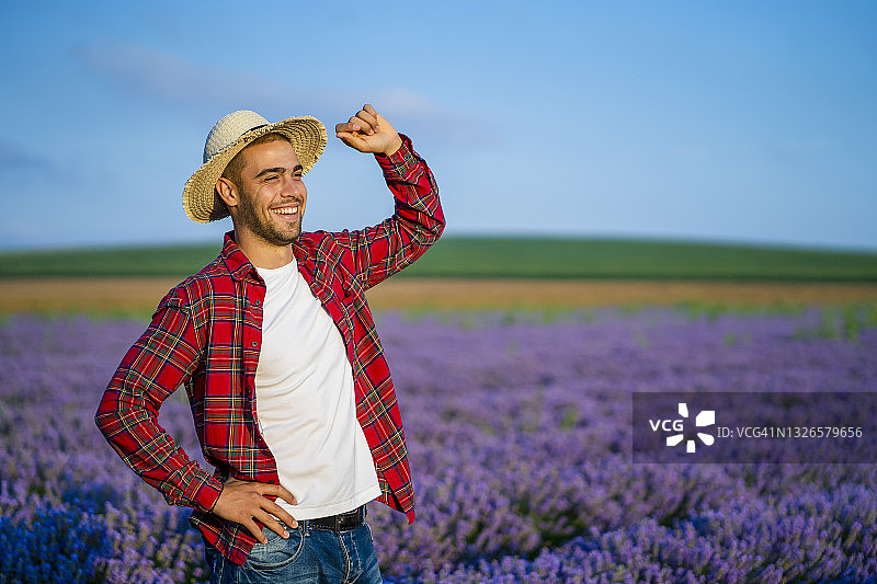 薰衣草田中年轻农民的肖像图片素材