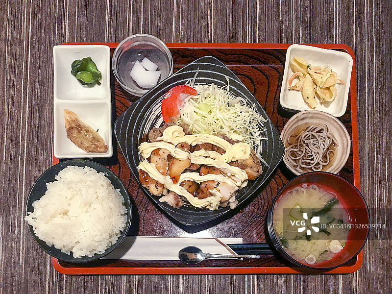 托盘里的炸鸡定食图片素材