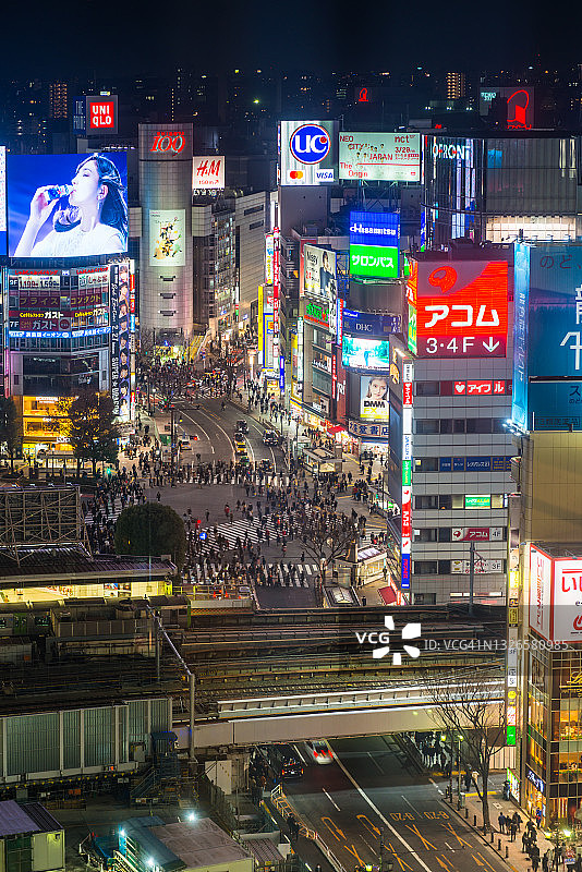 东京涩谷十字路口标志性霓虹灯夜景广告牌航拍照片图片素材