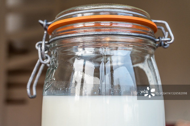 装满开菲尔的玻璃罐特写图片素材