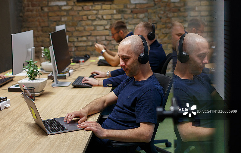 使用笔记本电脑的年轻程序员图片素材